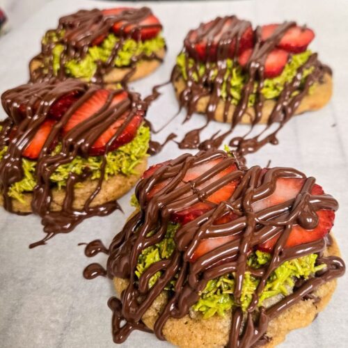 Dubai Chocolate Chip Cookies with Strawberries (Vegan)