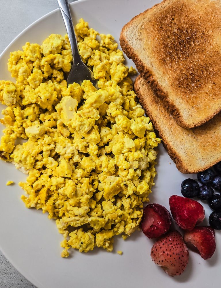 fluffy-vegan-scrambled-eggs