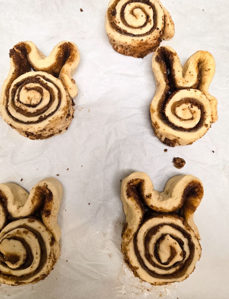 Homemade-Easter-Cinnamon-Roll-Bunnies