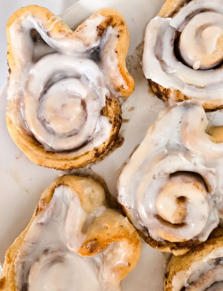 Homemade-Easter-Cinnamon-Roll-Bunnies